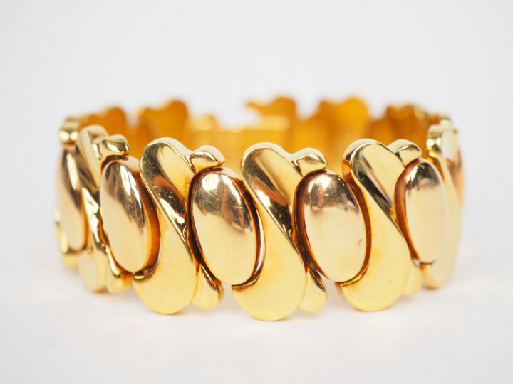 Bracelet articulé en or jaune.  Long. 18 cm  Poids. 55.44 g