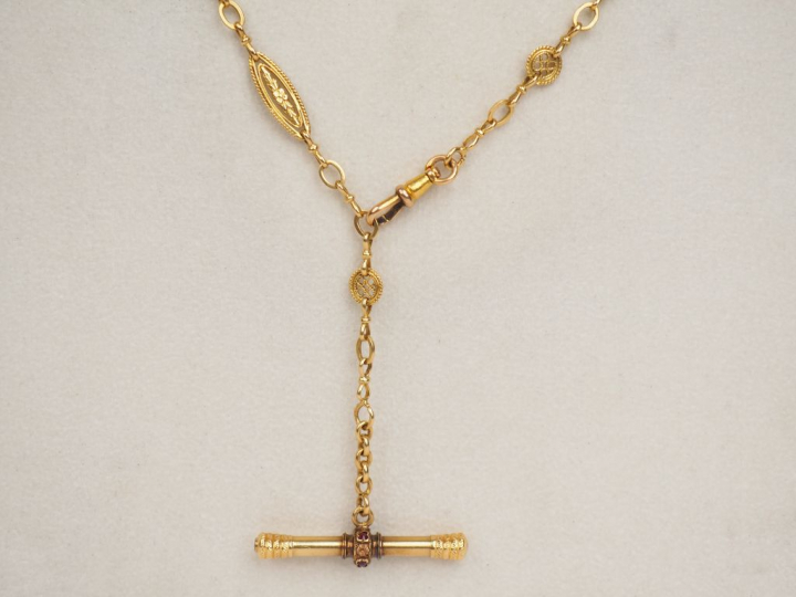 Giletière en or jaune, à décor de maillons ovales feuillagés et maillo