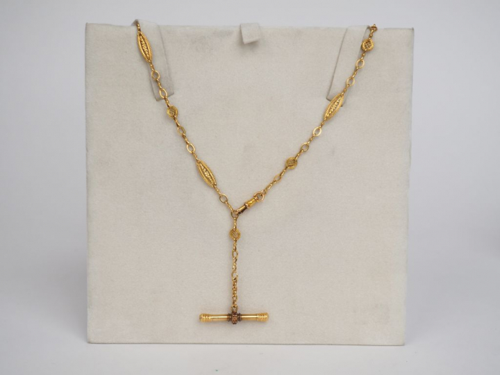 Giletière en or jaune, à décor de maillons ovales feuillagés et maillo
