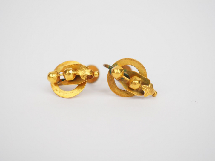 Paire de boucles d'oreilles en or jaune, à décor de boules.  Poids tel