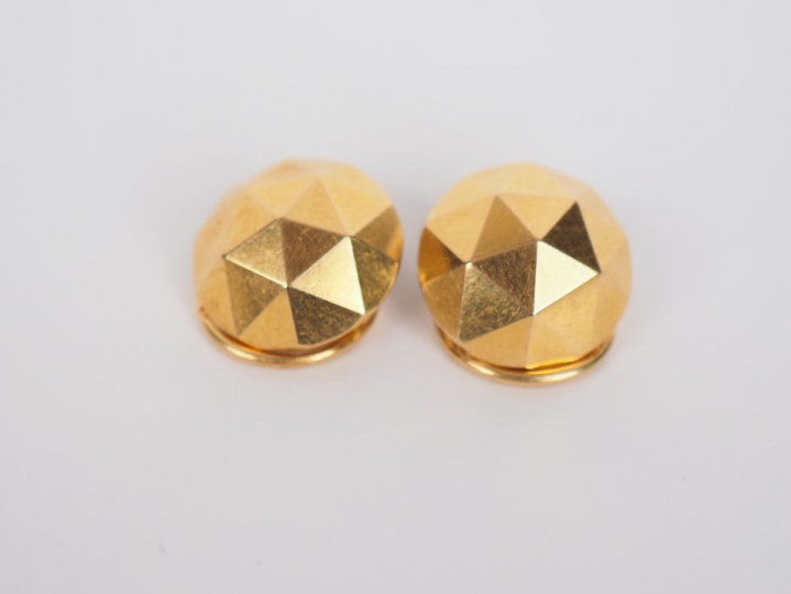Paire de clips d'oreilles en or jaune en forme de demi-sphère facettée
