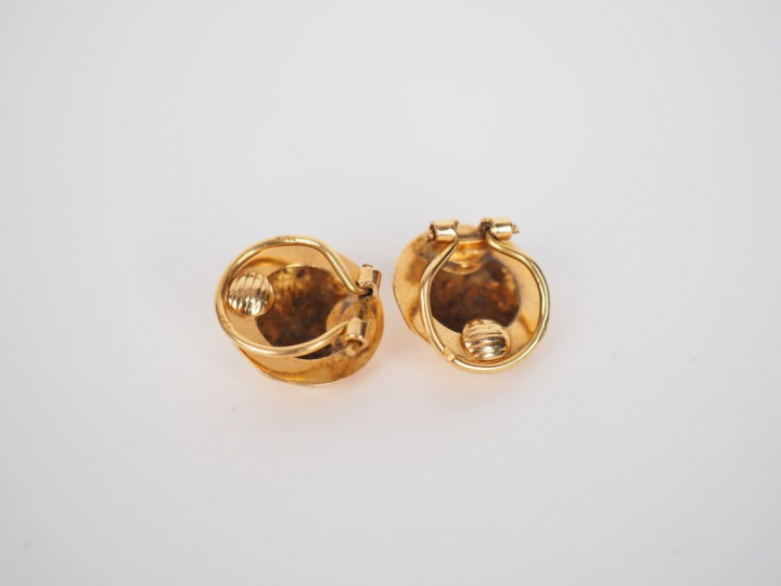 Paire de clips d'oreilles en or jaune en forme de demi-sphère facettée
