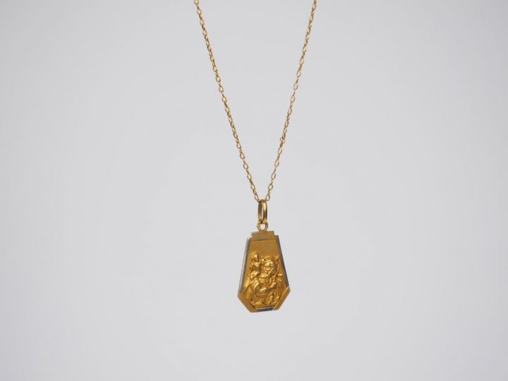 Ensemble comprenant une médaille de baptême et une chaine en or jaune.