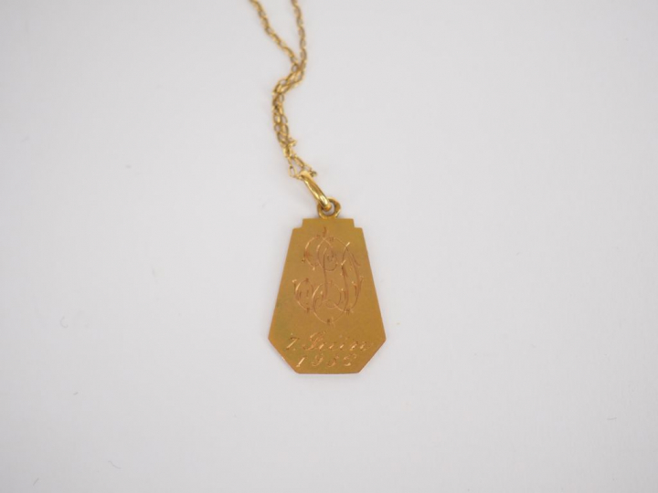 Ensemble comprenant une médaille de baptême et une chaine en or jaune.
