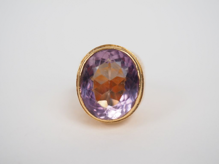 Bague chevalière Napoléon III en or jaune, ornée d'une améthyste en se