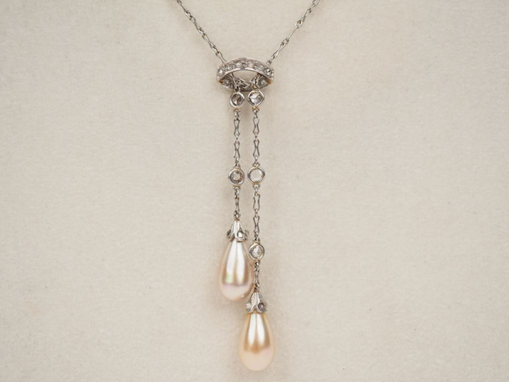 	Collier négligé en or blanc, diamants et perles. Poids tel. 7.11 g