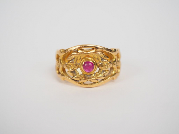 Bague en or jaune, à décor ajouré de branchage fleuri, serti d'une pie