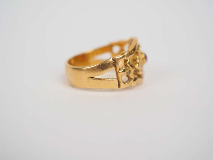 Bague en or jaune, à décor ajouré de branchage fleuri, serti d'une pie