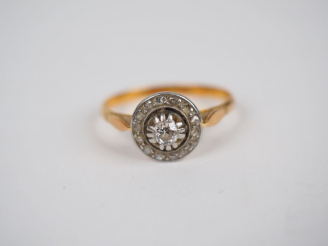 Vente aux enchères Bague en or jaune, ornée en son centre d'un petit diamant entouré de r