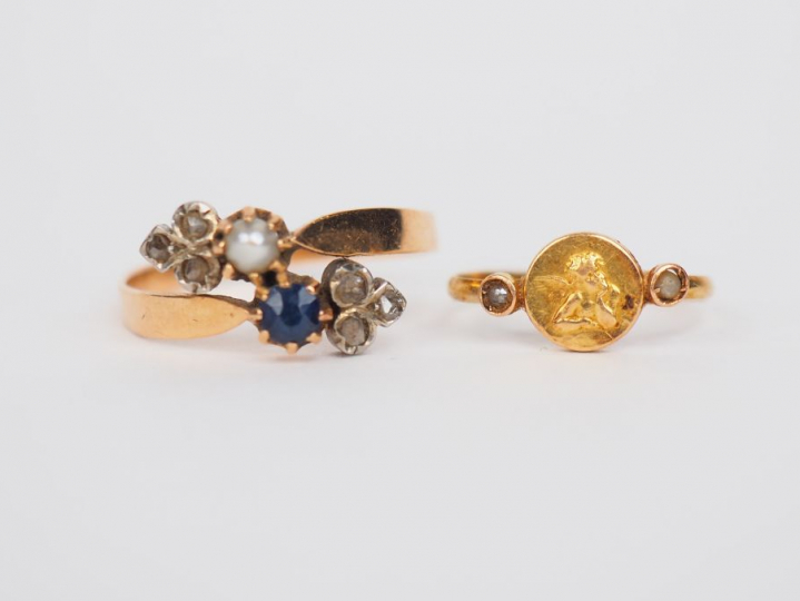 Ensemble comprenant :  - une bague en or jaune, ornée d'une pierre ble