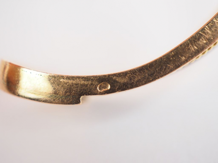 Bracelet jonc en or jaune et poils d'éléphant, à décor de motifs styli