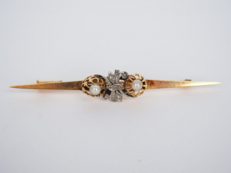 Vente aux enchères Broche barrette en or jaune, ornée de deux perles et de petits diamant
