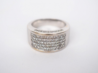 Vente aux enchères Bague jonc en or blanc et pavage de diamants, les cotés sertis d'une l