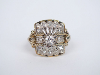 Vente aux enchères Bague 1930 en platine et or blanc, sertie de diamants et de roses. TDD