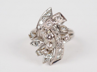 Vente aux enchères Bague en or blanc, sertie de petits diamants, à décor de motif stylisé