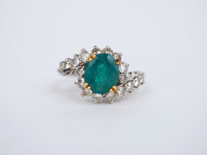 Bague en or ornée d'une émeraude et de diamants. TDD. 53 Poids tel. 4,