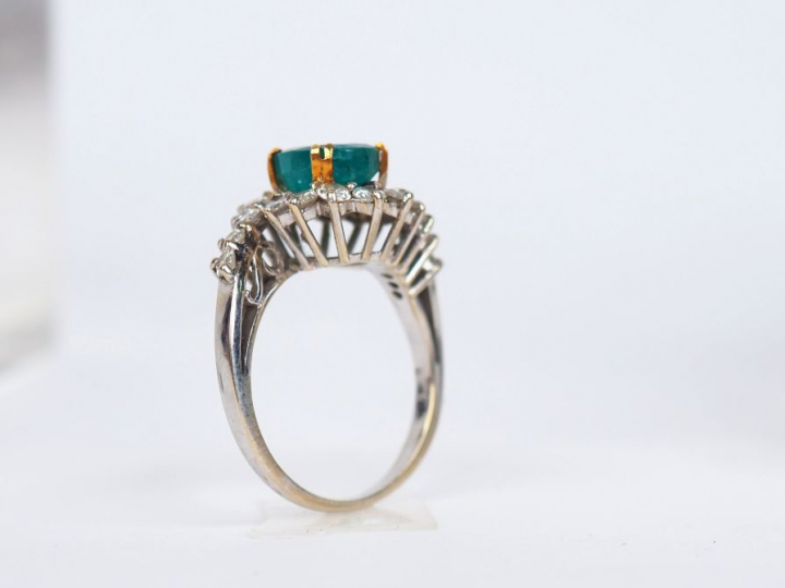 Bague en or ornée d'une émeraude et de diamants. TDD. 53 Poids tel. 4,