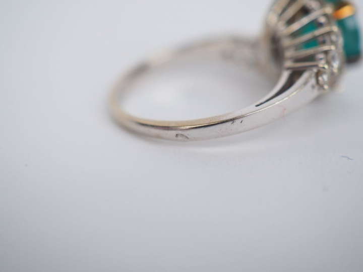 Bague en or ornée d'une émeraude et de diamants. TDD. 53 Poids tel. 4,