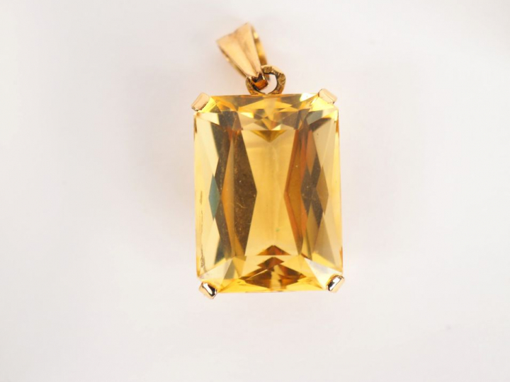Pendentif en or jaune, orné d'un quartz. Poids tel. 9,04 g