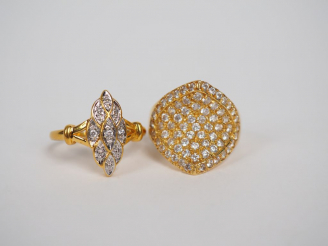 Vente aux enchères Bague de forme losangique en or jaune et pavage de pierres à l'imitati