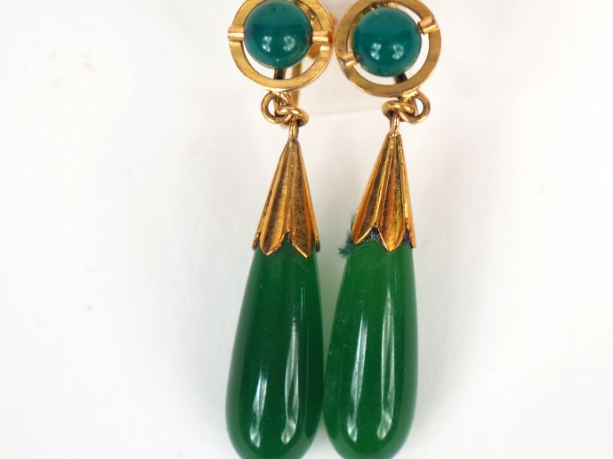 Paire de pendants d'oreilles ornée de pierres vertes disposées en gout