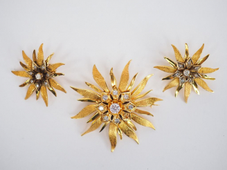 Vente aux enchères Parure en or jaune 9k et diamants.  Comprenant : une paire de boucles 