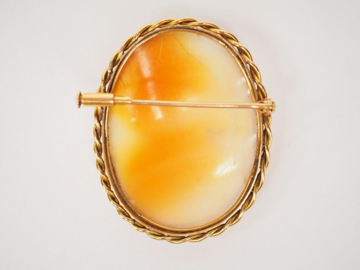 	Broche ornée d’un camée coquille, à décor de profil de femme à l’anti