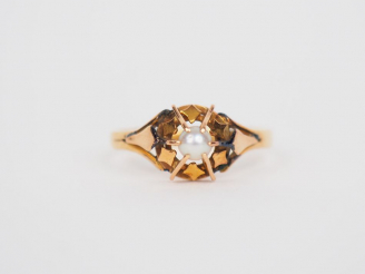 Vente aux enchères Bague en or jaune, ornée en son centre d'une perle en cabochon. TDD. 5