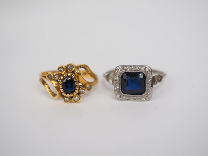 Ensemble comprenant :  - une bague de style Art déco en or blanc 14K, 