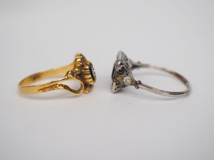 Ensemble comprenant :  - une bague de style Art déco en or blanc 14K, 