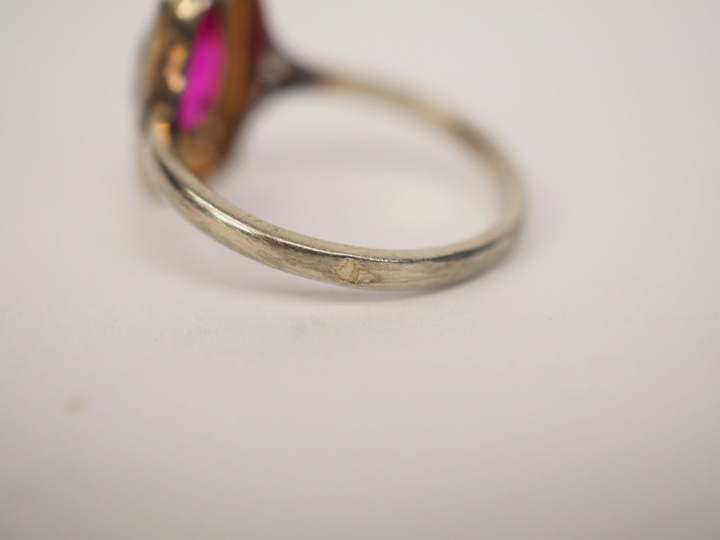 Bague de style Art déco en platine et or blanc, ornée d'une pierre ros