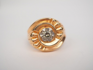 Vente aux enchères Bague en or jaune en forme de tourbillon, sertie en son centre d'un pe