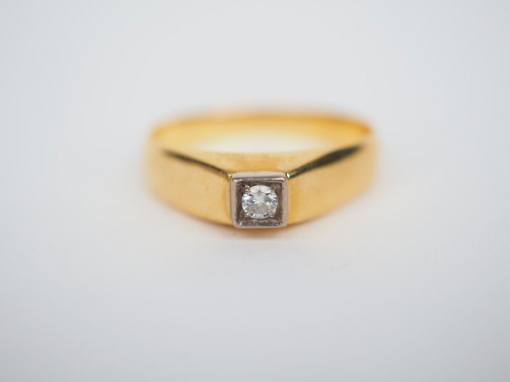 Bague en or jaune ornée d'un petit diamant. TDD. 51 Poids tel. 2,71 g