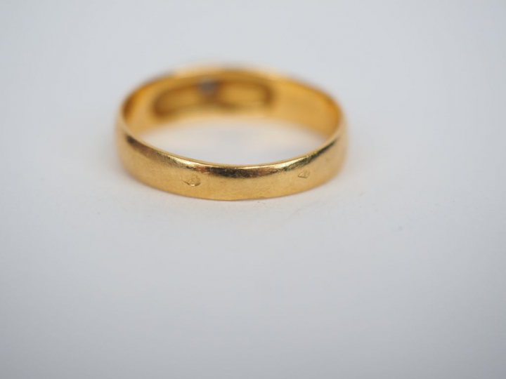 Bague en or jaune ornée d'un petit diamant. TDD. 51 Poids tel. 2,71 g