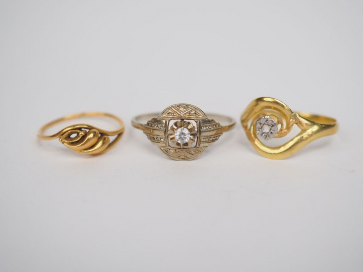 Ensemble comprenant :  - une bague en or jaune, à décor de feuillage. 