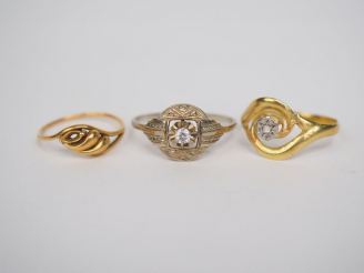 Vente aux enchères Ensemble comprenant :  - une bague en or jaune, à décor de feuillage. 