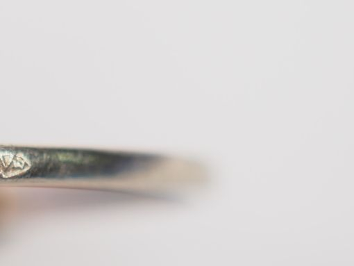 Ensemble comprenant :  - une bague en or jaune, à décor de feuillage. 