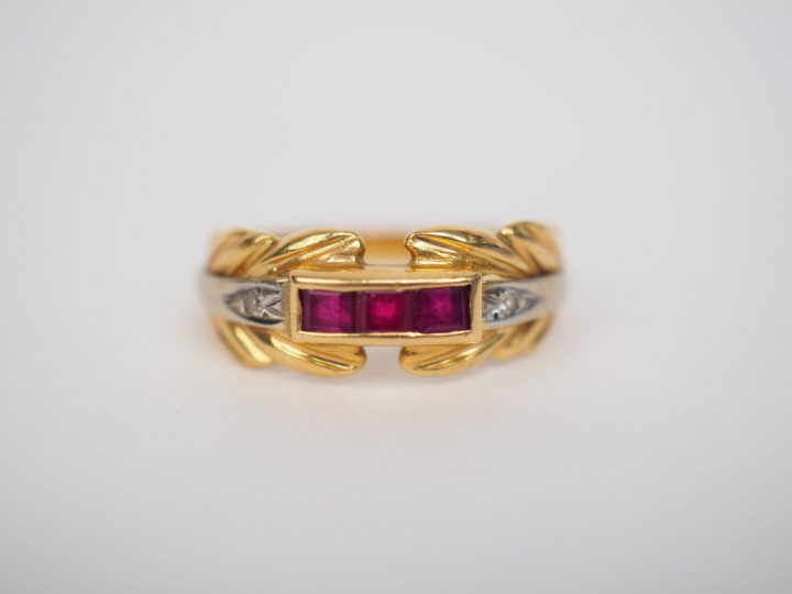 Bague en or jaune, à décor de feuillage, sertie de petits diamants et 