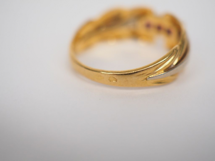 Bague en or jaune, à décor de feuillage, sertie de petits diamants et 