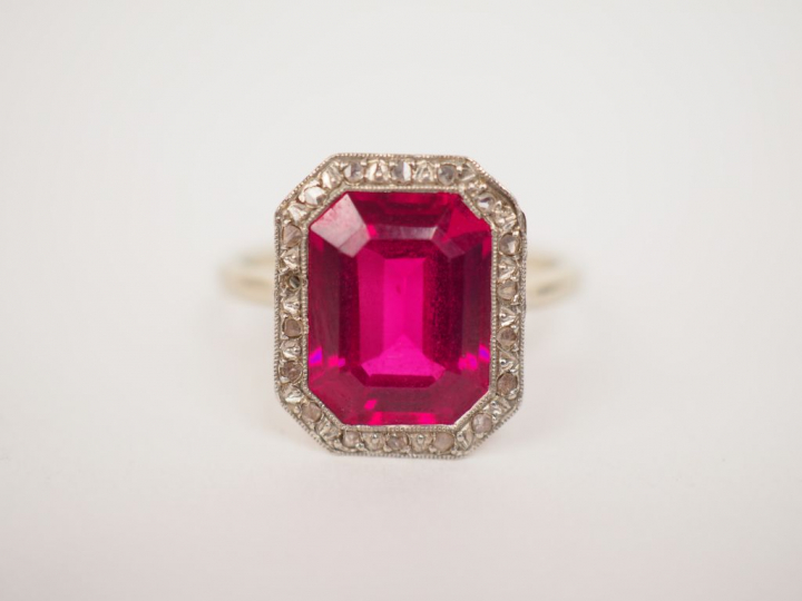 Bague de style Art déco en or blanc, sertie d'une pierre fantaisie ent