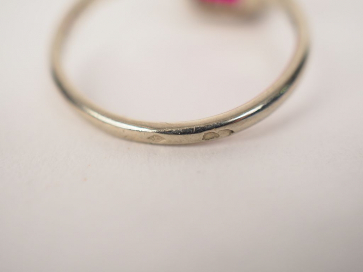 Bague de style Art déco en or blanc, sertie d'une pierre fantaisie ent