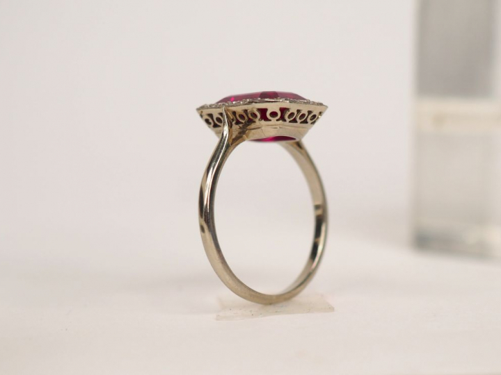 Bague de style Art déco en or blanc, sertie d'une pierre fantaisie ent