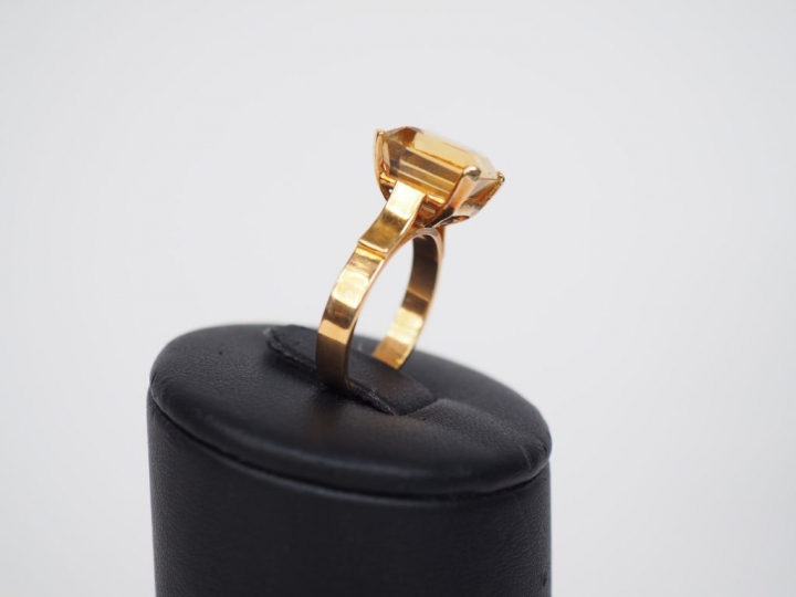 Bague en or jaune, sertie d'un quartz. TDD. 54 Poids tel. 5,54 g