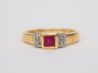 Vente aux enchères Petite bague pont en or jaune, ornée en son centre d'une pierre rose e