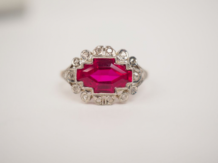 Bague de style 1930 en or blanc, sertie d'une pierre rose entourée de 