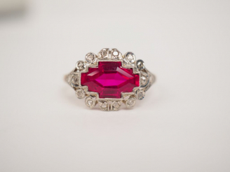 Vente aux enchères Bague de style 1930 en or blanc, sertie d'une pierre rose entourée de 