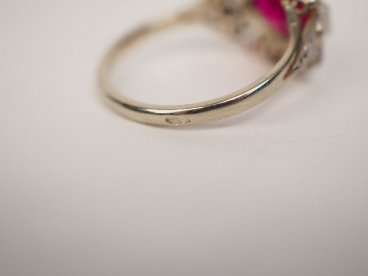 Bague de style 1930 en or blanc, sertie d'une pierre rose entourée de 