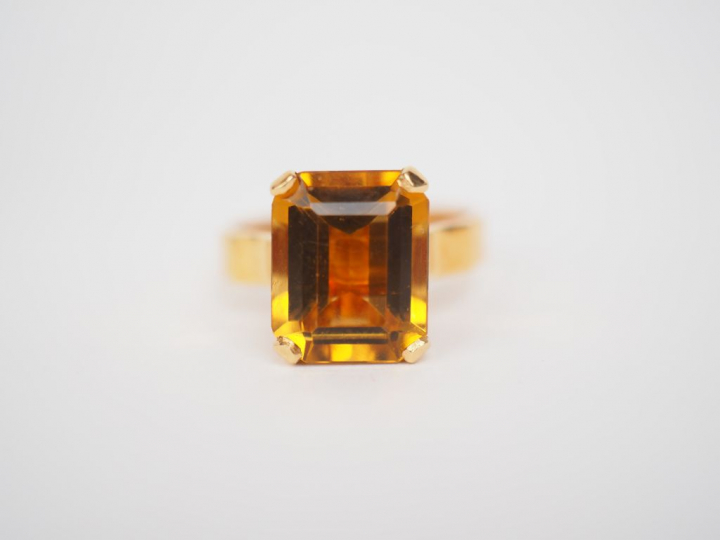 Bague en or jaune, sertie d'un quartz.  TDD. 53 Poids tel. 5,11 g