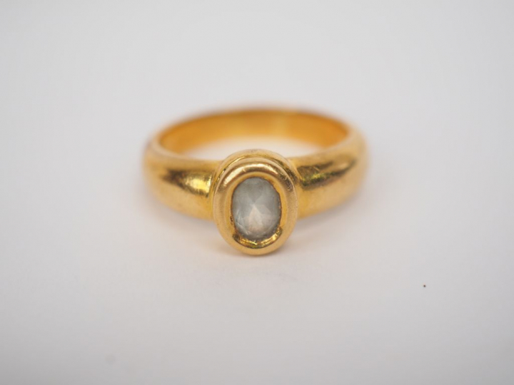 Bague en or jaune, ornée d'une pierre en serti clos.  TDD. 55 Poids te