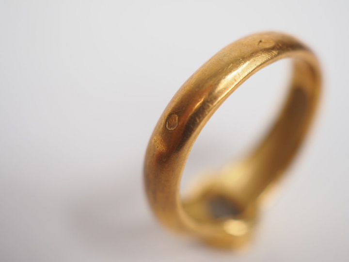 Bague en or jaune, ornée d'une pierre en serti clos.  TDD. 55 Poids te
